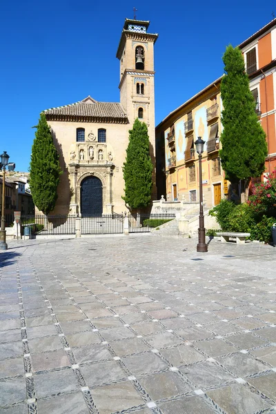 Pěkné staré náměstí s kostelní zvon — Stock fotografie