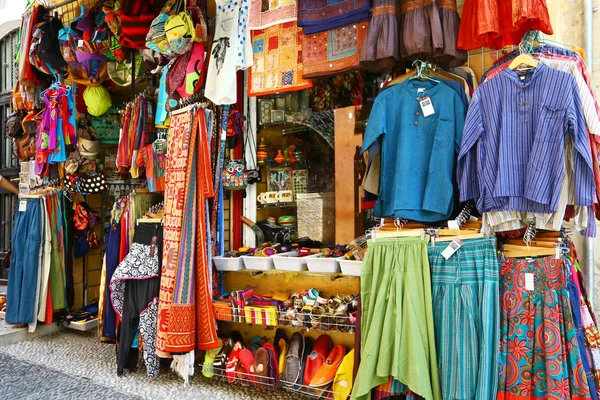 Toeristische winkel met kleurrijke kleding en souvenirs — Stockfoto