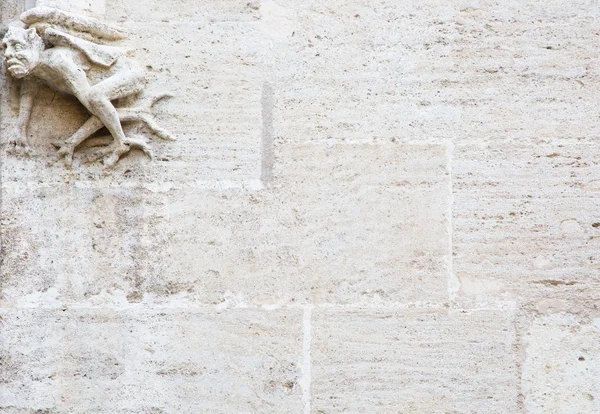 White stone wall with demon statue — Stock Photo, Image