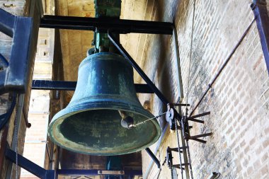 Giralda Kulesi üstünde büyük çan