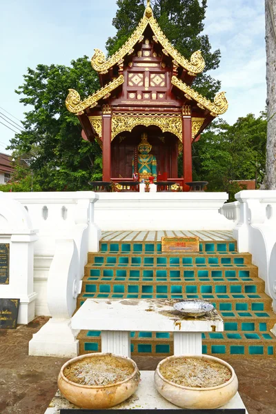 Petit temple en bois à Chiang Mai — Photo