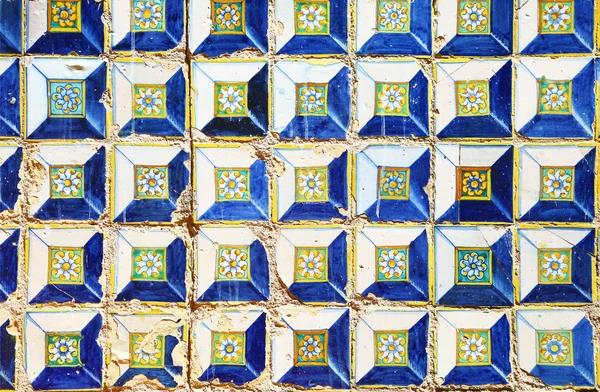 Azulejos ricamente pintados na parede — Fotografia de Stock