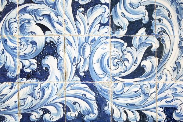 Azulejos ricamente pintados na parede — Fotografia de Stock