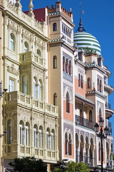 Edifícios espanhóis pitorescos em Sevilla — Fotografia de Stock