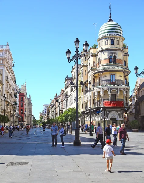 Edifici e pedoni nel centro di Siviglia — Foto Stock