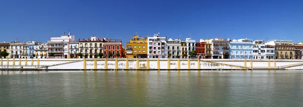 Vista de Sevilla desde el muelle del río — Foto de Stock
