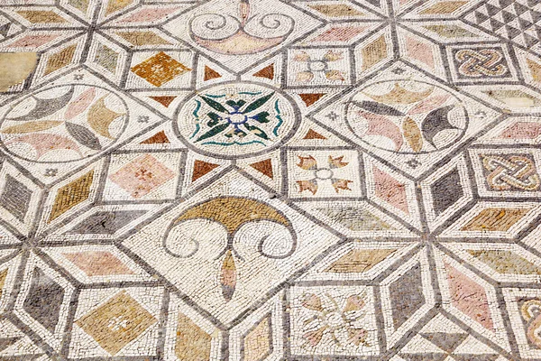 Mosaico decorativo colorido no chão — Fotografia de Stock