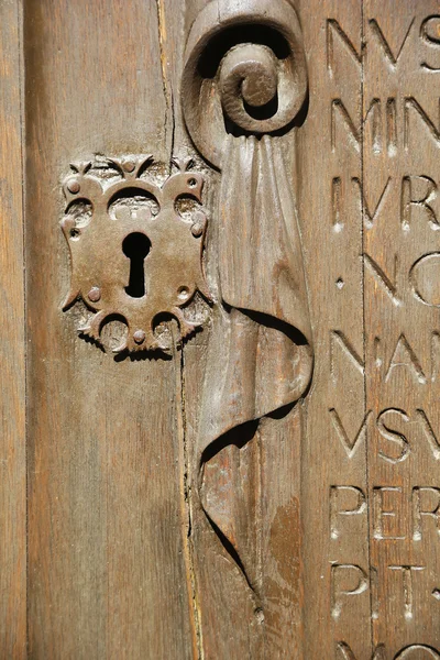 Buco della serratura su porta decorativa in legno — Foto Stock