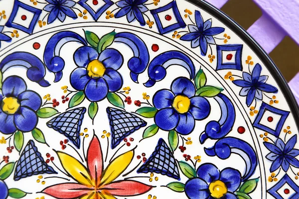 Красочная тарелка с цветочным орнаментом — стоковое фото