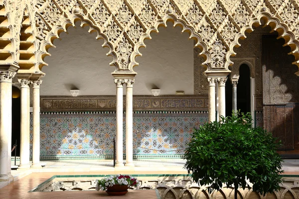 Patio de las doncellas en Reales Alcázares — Foto de Stock