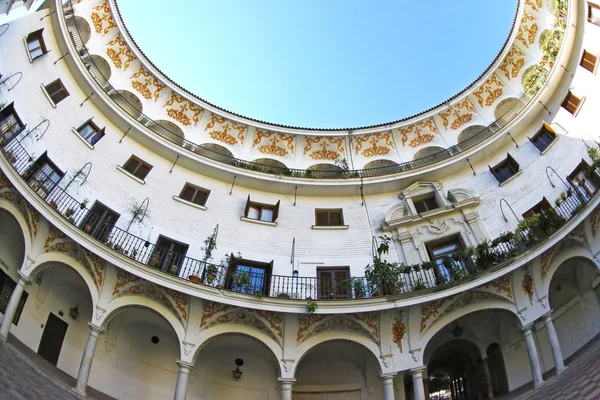 Vista dal basso su edificio rotondo — Foto Stock