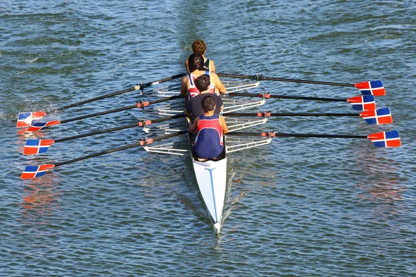 Canottaggio quattro sul fiume Guadalquivir — Foto Stock