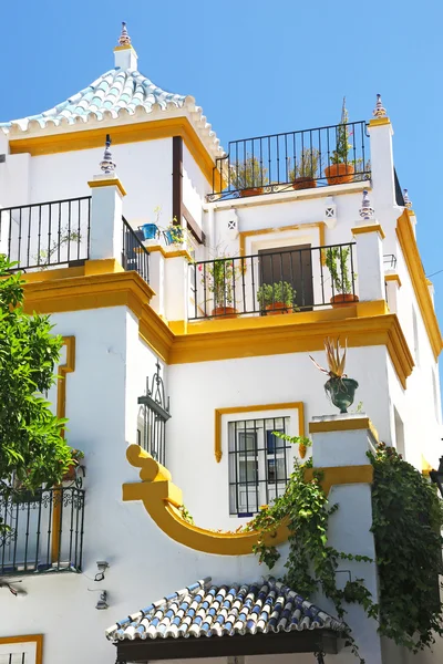 Edificio tradicional español blanco — Foto de Stock