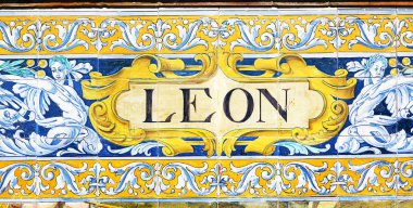 Renkli fayans kitabe Leon