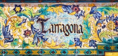 Renkli fayans kitabe Tarragona