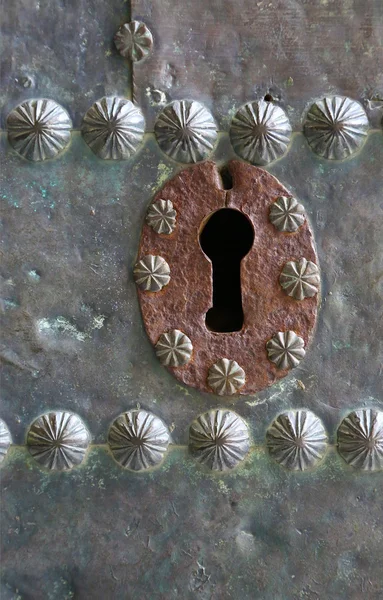Buco della serratura su porta decorativa in metallo — Foto Stock