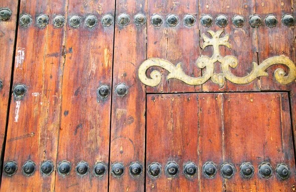 Detalhe da antiga porta de madeira vermelha — Fotografia de Stock