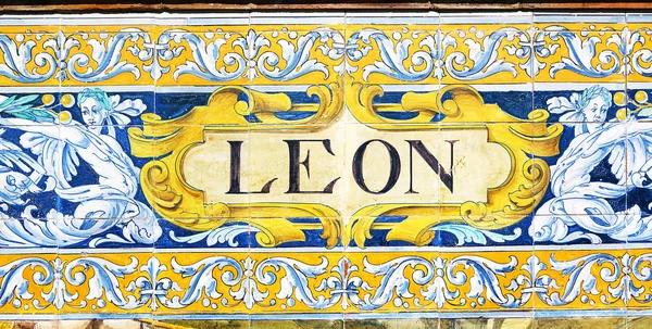 Leon inscrição em azulejos coloridos — Fotografia de Stock