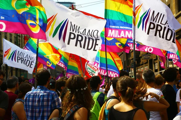 Красочный гей-парад в Милане — стоковое фото