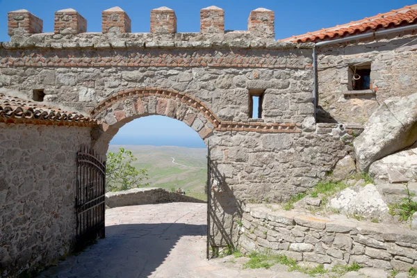 Вход в древний монастырь — стоковое фото
