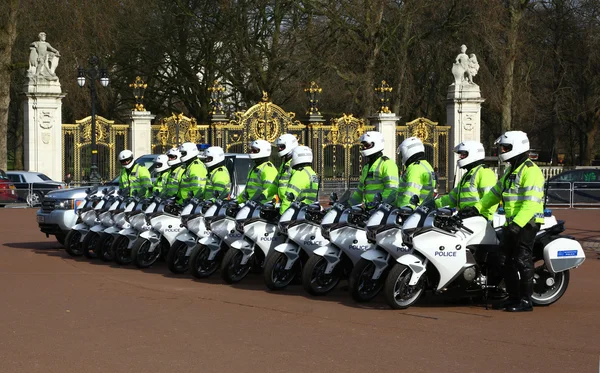 Policemen near Buckingham Palace gate — 图库照片