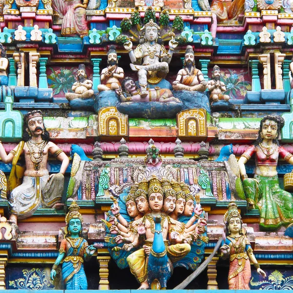 Statues on front of Hindu temple — ストック写真