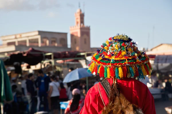 Portador de água com chapéu decorativo colorido — Fotografia de Stock