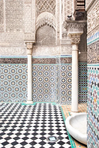 สวนของอาคารโบราณใน Fez — ภาพถ่ายสต็อก