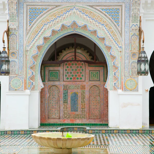 Pátio da mesquita decorado com mosaico — Fotografia de Stock