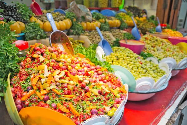 カウンターの上のカラフルな野菜 — ストック写真