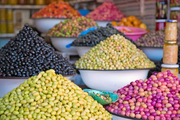 Värikkäitä oliiveja kulhoissa myynnissä — kuvapankkivalokuva