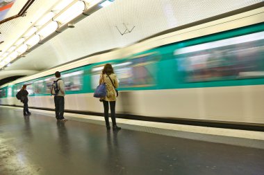 Paris Metro istasyonunda