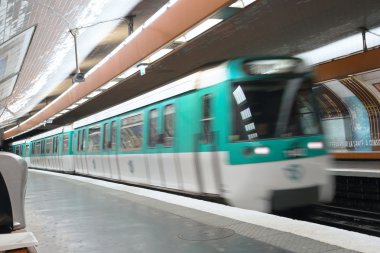 Paris, Fransa - 28 Haziran 2013: Paris'te metro istasyonu