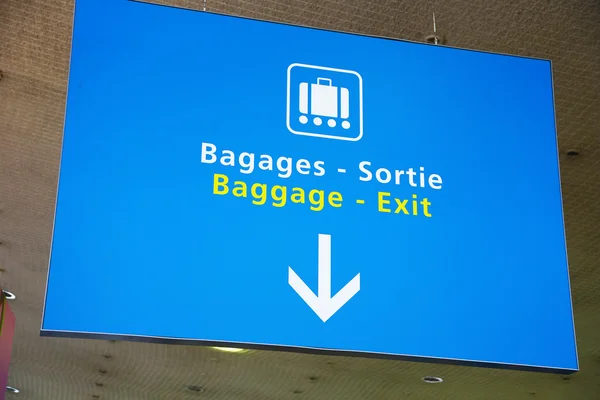 Синяя табличка "багаж-выход" в аэропорту — стоковое фото