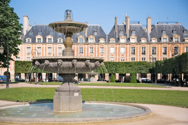 Trädgård med fontän i Place des Vosges — Stockfoto