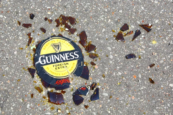 Etiquette Guinness sur bouteille cassée — Photo