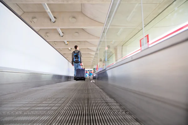 Człowiek z bagażem na przekazanie pasa na lotnisku — Zdjęcie stockowe