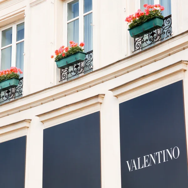 Store Valentino skylt på väggen — Stockfoto