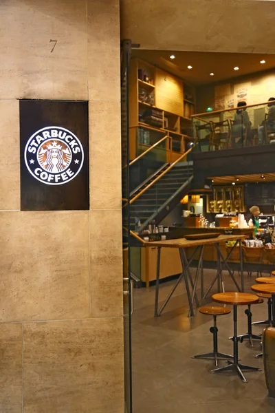 Wnętrze kawiarni Starbucks w Paryżu — Zdjęcie stockowe