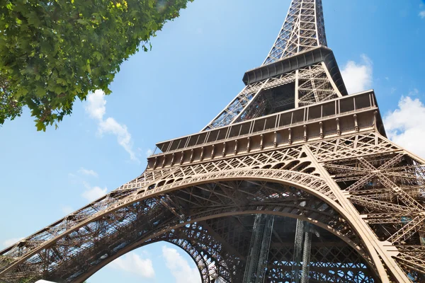 Vue du bas sur la tour Eiffel — Photo