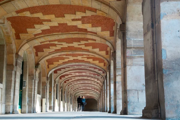 Arcada pitoresca com telhado de tijolo vermelho — Fotografia de Stock