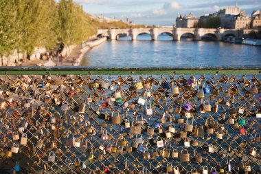 Pont des arts Paris üzerinde kilitleri