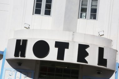 Neon hotel işaret üstünde bina