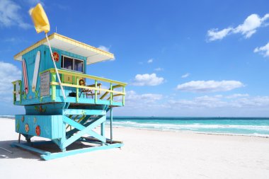 Kum plajındaki renkli cankurtaran kabin