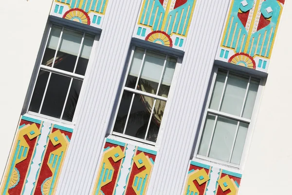 Πολύχρωμο σχηματοποιήσεις και τα παράθυρα στον τοίχο — Φωτογραφία Αρχείου