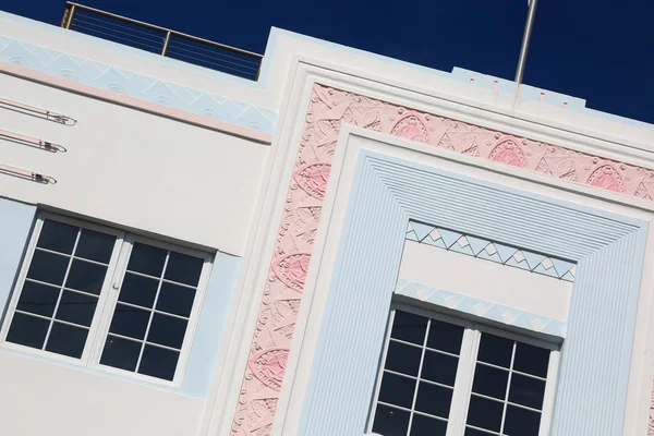 Moulures et fenêtres colorées sur le mur — Photo