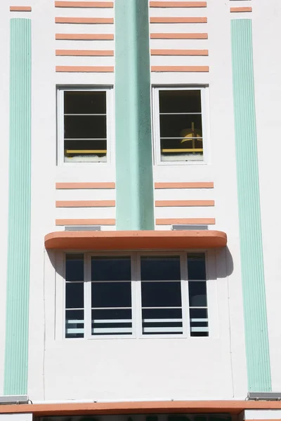 Πολύχρωμο σχηματοποιήσεις και τα παράθυρα στον τοίχο — Φωτογραφία Αρχείου