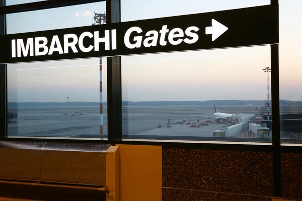 Знак с указанием ворот в аэропорту — стоковое фото