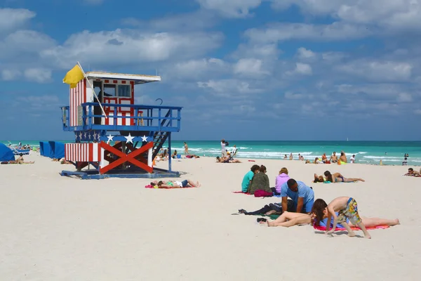 Kabiny kolorowy ratownik na plaży — Zdjęcie stockowe