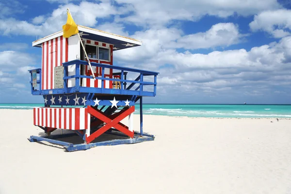 Färgglada badvakt stuga på sandstranden — Stockfoto